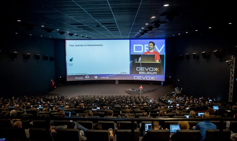 overzichtsfoto van een zaal tijdens een Devoxx presentatie